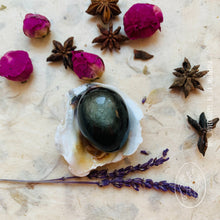 Cargar imagen en el visor de la galería, Huevo Yoni de Obsidiana Dorada Mediano, sin agujero.