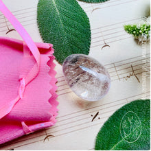 Cargar imagen en el visor de la galería, Huevo Yoni de Cuarzo Cristal pequeño, sin agujero.