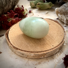 Cargar imagen en el visor de la galería, Huevo Yoni de Jade (jadeita)