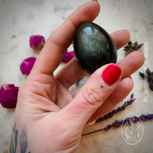 Cargar imagen en el visor de la galería, Huevo Yoni de Obsidiana Dorada Mediano, sin agujero.