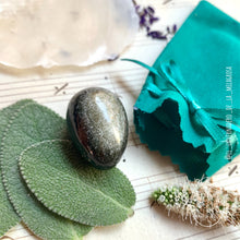 Cargar imagen en el visor de la galería, Huevo Yoni de Obsidiana Dorada pequeño, sin agujero