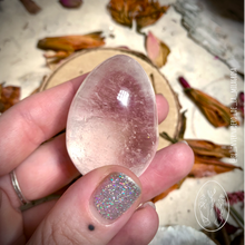 Cargar imagen en el visor de la galería, Yoni Egg de Cuarzo Cristal, mediano sin agujero