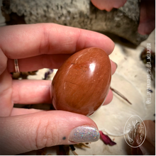 Cargar imagen en el visor de la galería, Yoni Egg de Jaspe Rojo mediano, sin agujero.