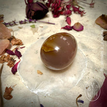 Cargar imagen en el visor de la galería, Huevo Yoni de Cornalina, mediano, sin agujero.