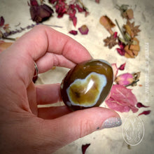 Cargar imagen en el visor de la galería, Huevo Yoni de Cornalina, mediano, sin agujero.