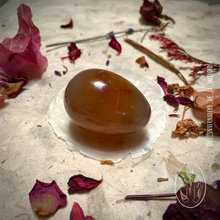 Cargar imagen en el visor de la galería, Huevo Yoni de Cornalina, mediano, sin agujero.