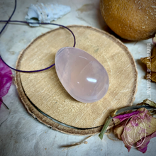 Cargar imagen en el visor de la galería, Huevo yoni de Cuarzo Rosa con agujero, tamaño mediano.
