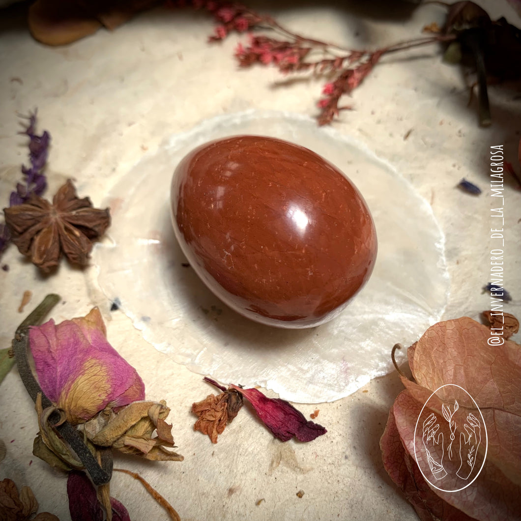 Yoni Egg de Jaspe Rojo mediano, sin agujero.