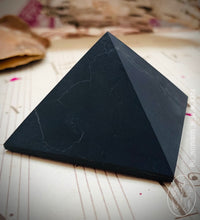 Load image in gallery viewer,Pirámide de Shungita
